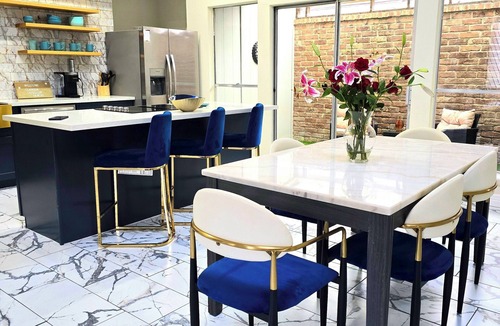 Clodine House | Accessible Gem 3BR Jacuzzi Air Hockey Sleeps 13 Chinatown