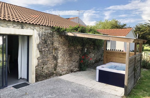 Soullans Cottage | Accessible Gîte with Pool, Spa & Fishing - Soullans Retreat