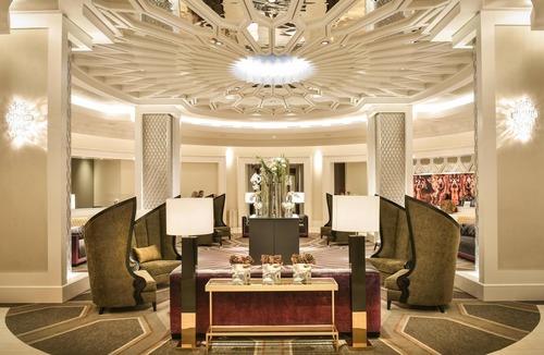 Whitehaven Hotel | Accessible King Room -Outdoor Pool -Restaurants -Gym -Steps to Graceland