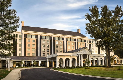 Whitehaven Hotel | Accessible King Room -Outdoor Pool -Restaurants -Gym -Steps to Graceland