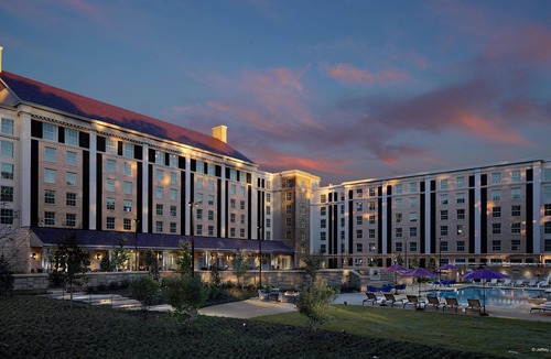Whitehaven Hotel | Accessible King Room -Outdoor Pool -Restaurants -Gym -Steps to Graceland