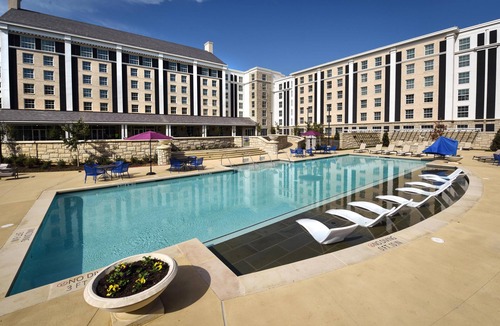 Whitehaven Hotel | Accessible King Room -Outdoor Pool -Restaurants -Gym -Steps to Graceland