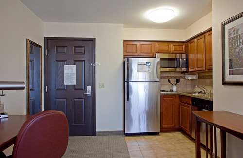 Palmdale Apartment | Accessible King Suite w/Bathtub in Palmdale