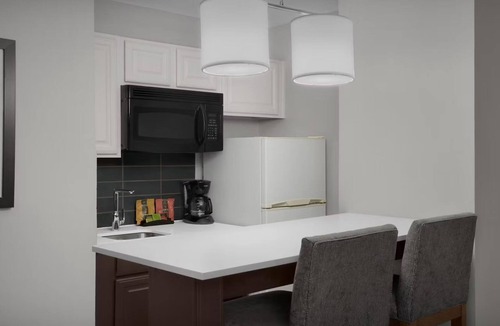 Fort Worth Apartment | Accessible Queen Studio With Full Kitchen