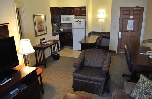 Okemos Apartment | Accessible Queen Suite w/Roll-In Shower