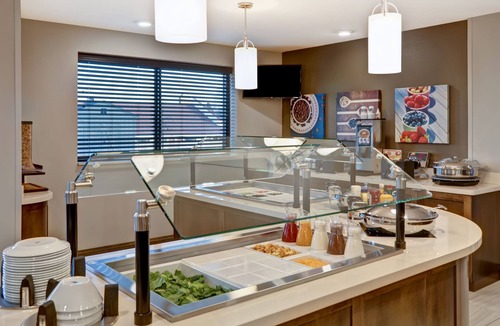 Overland Park Apartment | Accessible Queen Studio w/Full Kitchen, KS