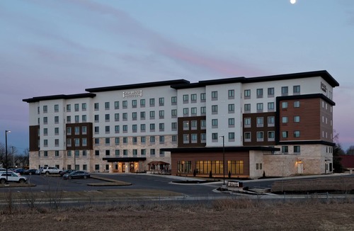 Overland Park Apartment | Accessible Queen Studio w/Full Kitchen, KS