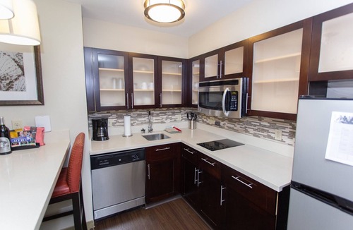 Bowling Green Apartment | Accessible Studio Suite | Kitchen & Free Breakfast