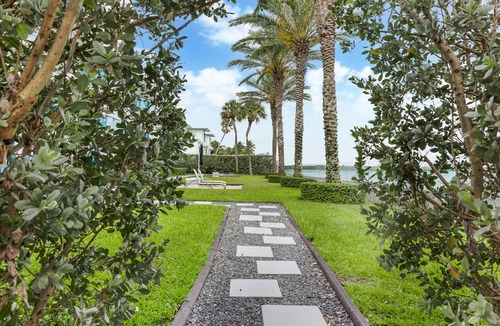 Bal Harbour Apartment | Accessible Studio with King Size Bed Kitchenette, Steps Away from Bal Harbour Beach