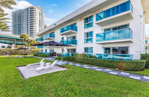 Bal Harbour Apartment | Accessible Studio with King Size Bed Kitchenette, Steps Away from Bal Harbour Beach
