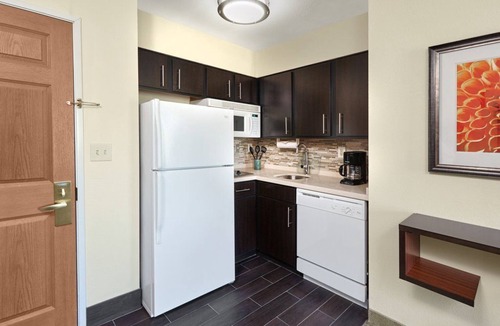 Glenview Apartment | Accessible Suite | Kitchen, Free Breakfast & Pool