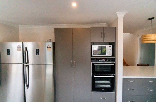 Pukehina House | ACCOMMODATE 19 - OCEAN FRONT.