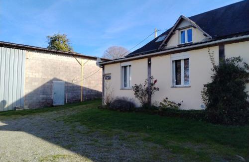 Saint-Pardoux-Corbier Apartment | accommodation à la ferme