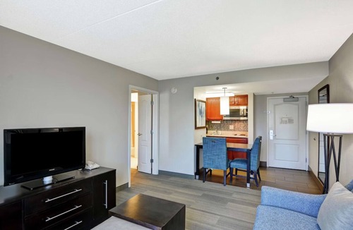 Lexington Hotel | Accommodation Suitable for Pet Parents | Free Parking | 2.1 Mi from Kirk Park