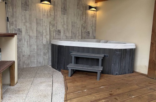 Arsac House | Accommodation with spa and private terrace