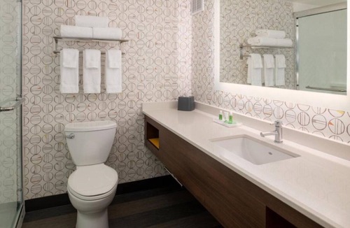 Wilsonville House | Accommodations offer free fiber optic Wi-Fi, shuttle rides !