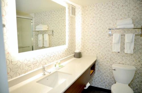 Wilsonville House | Accommodations offer free fiber optic Wi-Fi, shuttle rides !