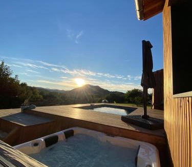 Estadens House | Accords Pyrénées - Vue Pyrénées - Piscine et spa - classé 4 étoiles