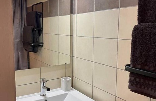 Lezignan-Corbieres Apartment | Accueillant petit T2 cœur de centre ville