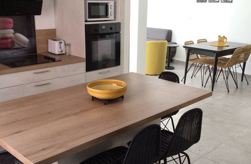 Theza House | Accueillante Maison de Village Rénovée