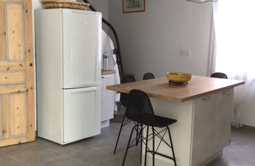 Theza House | Accueillante Maison de Village Rénovée