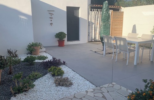 Theza House | Accueillante Maison de Village Rénovée