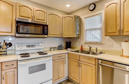 Fernandina Beach Condo | Ace the Beach: Sports & Sun Just Steps Away