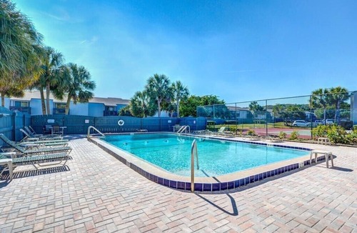 Fernandina Beach Condo | Ace the Beach: Sports & Sun Just Steps Away