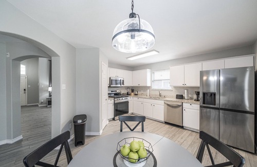 Teravista House | ACL Super Home . 4 bedroom with Hot spa in the backyard in an awesome neigbohoo