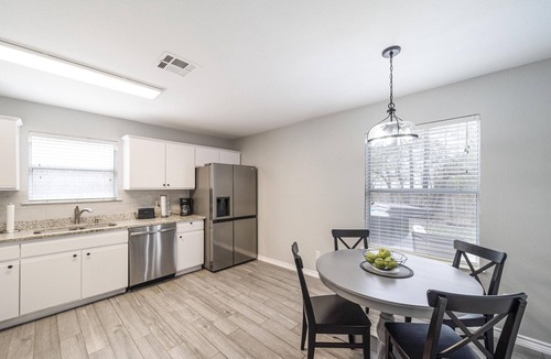 Teravista House | ACL Super Home . 4 bedroom with Hot spa in the backyard in an awesome neigbohoo