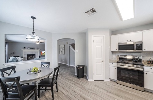 Teravista House | ACL Super Home . 4 bedroom with Hot spa in the backyard in an awesome neigbohoo
