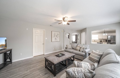 Teravista House | ACL Super Home . 4 bedroom with Hot spa in the backyard in an awesome neigbohoo