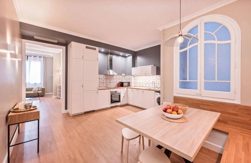 Sant Antoni Apartment | Acomodis Apartments - Comfy 10-Bedroom Group Flat in L’Eixample up to 18 people!