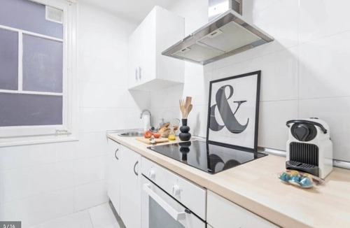 La Nova Esquerra de l'Eixample Apartment | Acomodis Apartments - Cozy 8-bedroom GroupFlat 4-Baths Barcelona Eixample 16 ppl