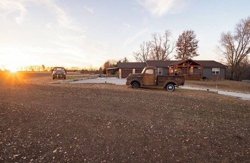 Fontana House | Acres of Life: Escape to a unique country retreat & tranquil farmhouse getaway.