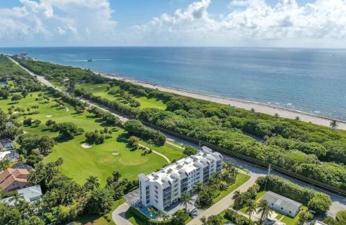 Boca Raton Apartment | Across from Beach | Balcony Pool Parking 2BR