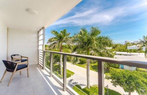 Boca Raton Apartment | Across from Beach | Balcony Pool Parking 2BR