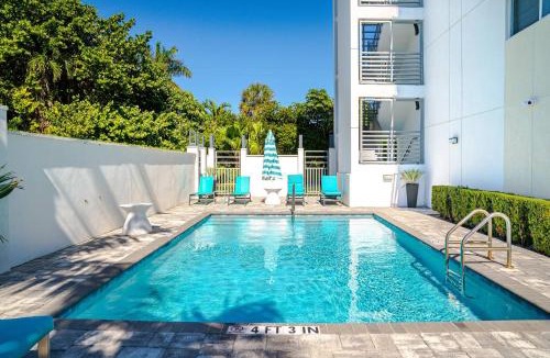 Boca Raton Apartment | Across from Beach | Balcony Pool Parking 2BR