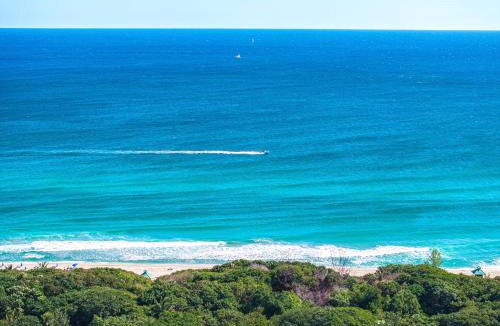 Boca Raton Apartment | Across from Beach | Balcony Pool Parking 2BR