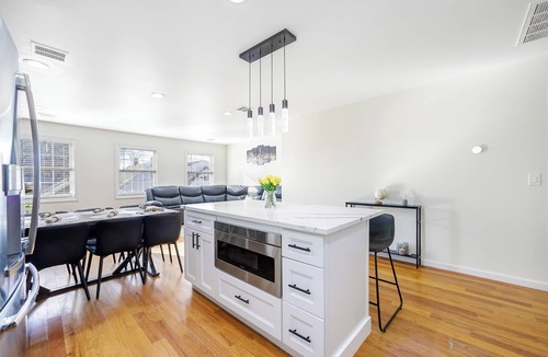 Constable Hook House | Across River from NYC Modern Home 10bds 4.5bth Near EWR 3 FREE Parking Space