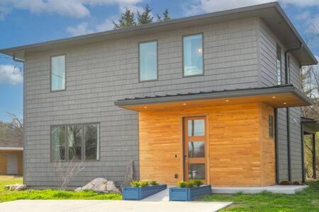 Nashville House | ADA Accessible Dog Friendly Home with Patio, Yard Ample Parking, Great for Families, 12 Mins to Broadway, 12South, Geodis Park, 24 Hr Hospitality