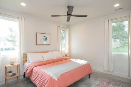 Nashville House | ADA Accessible Dog Friendly Home with Patio, Yard Ample Parking, Great for Families, 12 Mins to Broadway, 12South, Geodis Park, 24 Hr Hospitality