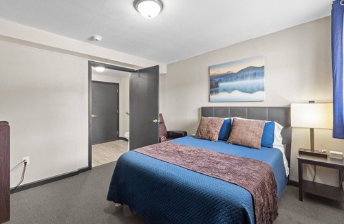 Lava Hot Springs Hotel | ADA Deluxe Queen Bedroom (River Access)