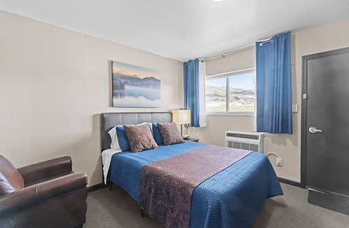 Lava Hot Springs Hotel | ADA Deluxe Queen Bedroom (River Access)