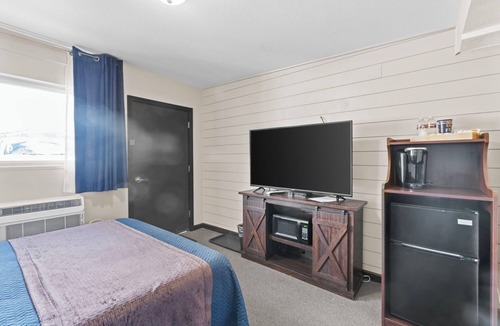 Lava Hot Springs Hotel | ADA Deluxe Queen Bedroom (River Access)