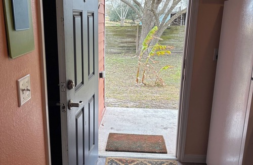 Long Mott House | ADA friendly Cottage on XL lot with Fire Circle, 1.5 blocks from Bayfront & Pier