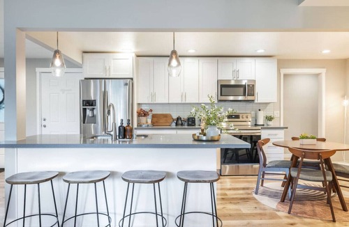 Hillwood House | ADA/King Beds/BBQ/Fire Pit/4,400 sqft/Game Room