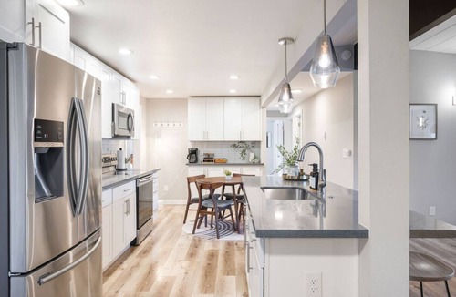 Hillwood House | ADA/King Beds/BBQ/Fire Pit/4,400 sqft/Game Room