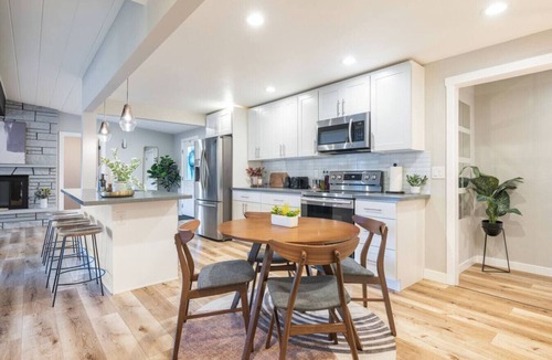 Hillwood House | ADA/King Beds/BBQ/Fire Pit/4,400 sqft/Game Room