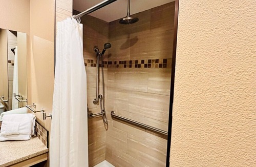 Estes Park Bed & Breakfast | ADA King Room, AC, Fireplace, hot tub - Lodge 103